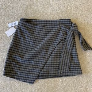 NWOT Aritzia Wilfred NEW WRAP FRONT SKIRT light grey/dark grey checkered Size 8